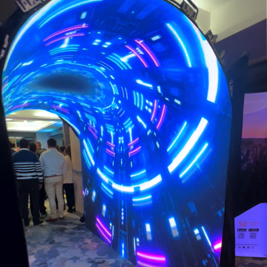 Túnel LED de pantalla curva e iluminación futurista para experiencia inmersiva BTL y activación de marca en Bogotá por Híbrido.